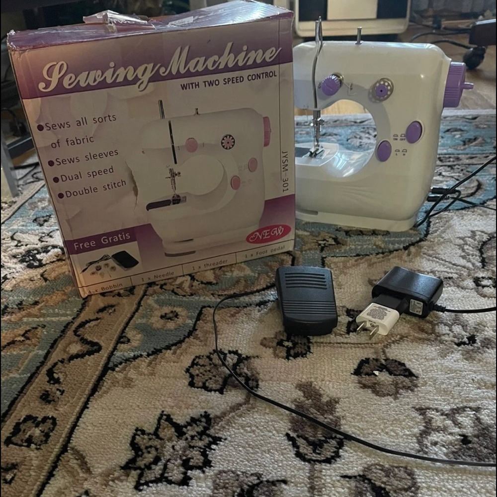 Mini sewing machine - Picture 3 of 4